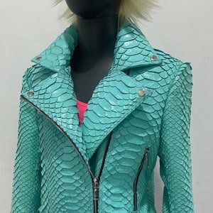 カスタム パイソン レザー バイカー ジャケット、女性用レザー ジャケット、ドラゴン パイソン レザー ジャケット