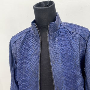 以下が含まれることがあります： ジッパー留めの青いヘビ革ジャケット