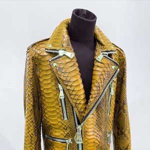 Blouson homme en cuir python rouge roi, veste motard en peau de serpent, veste motard en cuir python roi sur mesure