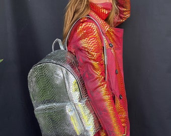 ユニセックス シルバー パイソンレザー バックパック、スネークスキン バックパック、シルバー スネークスキン リュックサック、シルバー レザー バックパック