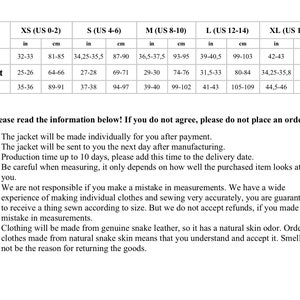 以下が含まれることがあります： ジャケットのサイズ表。インチとセンチメートルで測定値を表示。サイズはXS (US 0-2)からXL (US 16-18)まで、バスト、ウエスト、ヒップの測定値が記載されています。追加テキストには製品の詳細が記載されています。