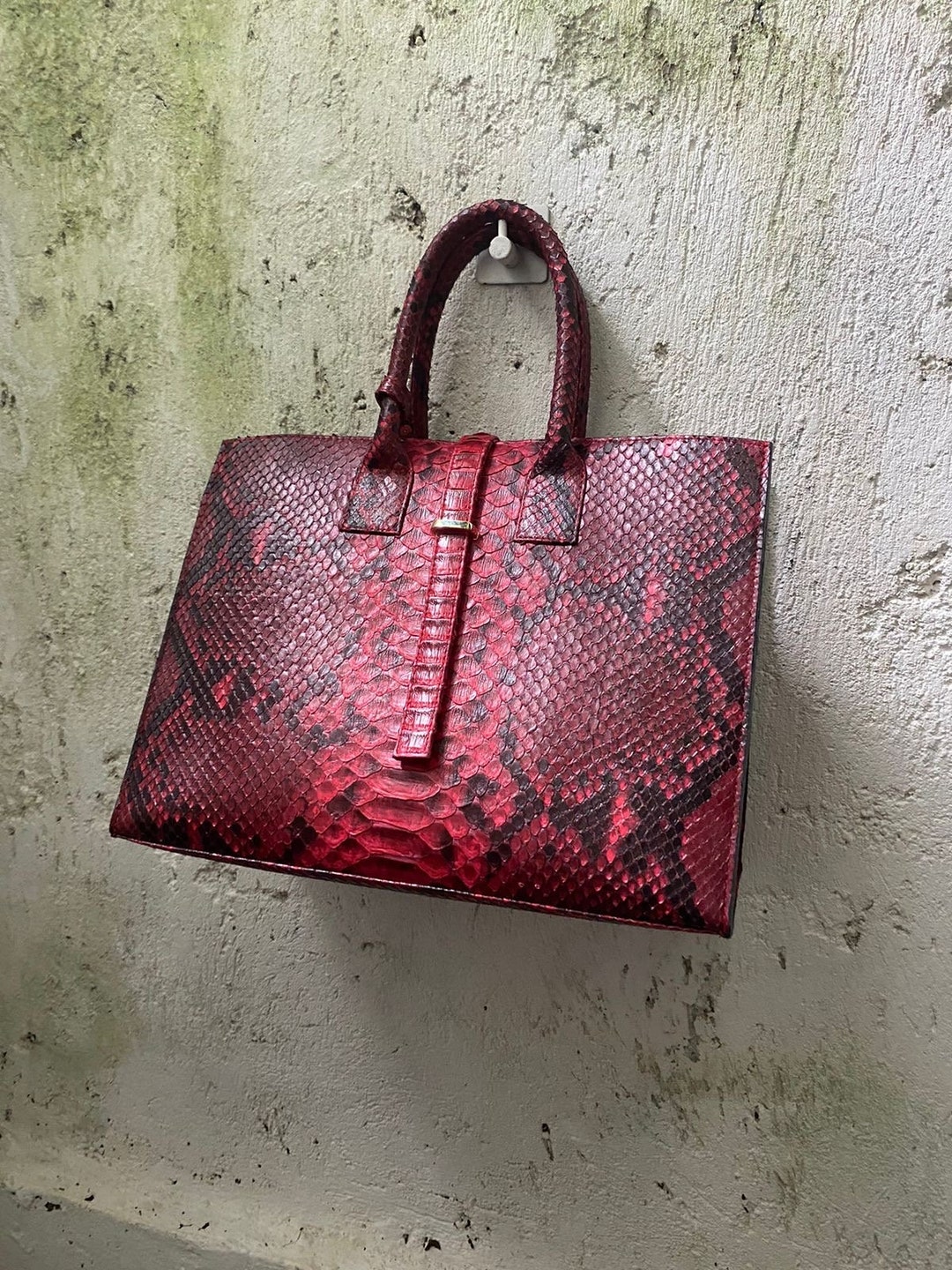 Serpent Luxe Snakeskin Handbag - Elegant Leather Commuter Bag for Stylish Women