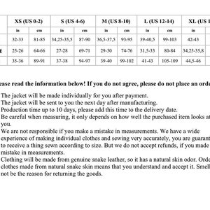K&ouml;nnte beinhalten: Gr&ouml;&szlig;entabelle f&uuml;r eine Jacke aus echtem Schlangenleder. Die Tabelle zeigt die Ma&szlig;e in Zoll und Zentimetern f&uuml;r Brust, Taille und H&uuml;fte in den Gr&ouml;&szlig;en XS, S, M, L und XL. Die Tabelle enth&auml;lt auch Informationen &uuml;ber die Produktionszeit der Jacke und einen Hinweis auf den nat&uuml;rlichen Geruch der Haut.
