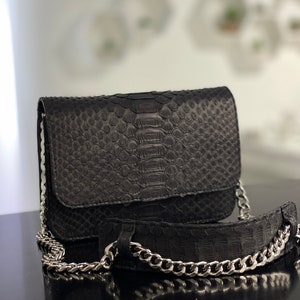 Bolso crossbody negro de piel de serpiente / Bolso de cuero Python / Bolso de cuero pequeño / Bolso de cuero pequeño de noche / Cartera de piel de serpiente / Clutch negro