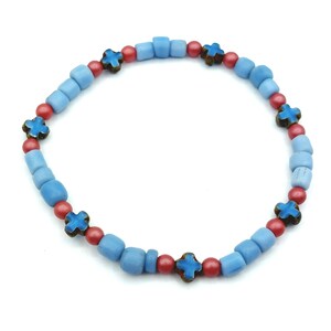 Könnte beinhalten: Ein blaues und rotes Perlenarmband mit blauen Kreuzanhängern.