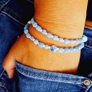 ARMBAND weiß hellblau aus Java Perlen Holzkugeln und Millefiori Perlen ohne Verschluss im Ibiza Look Wickelarmband Lagenarmband