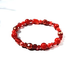 ARMBAND in ror mit Jade und Glasschliffperlen Schmuck Kugelarmband Stretcharmband