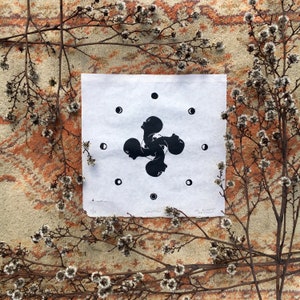 Intuição // Impressão em linóleo preto osso em papel reciclado // 18,5x18,5 cm