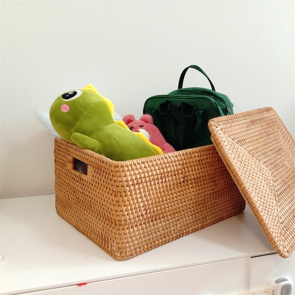 Multiple sizes rattan woven big storage basket with lid,desktop toy clothing storage basket,bright home decor,housewarming gift