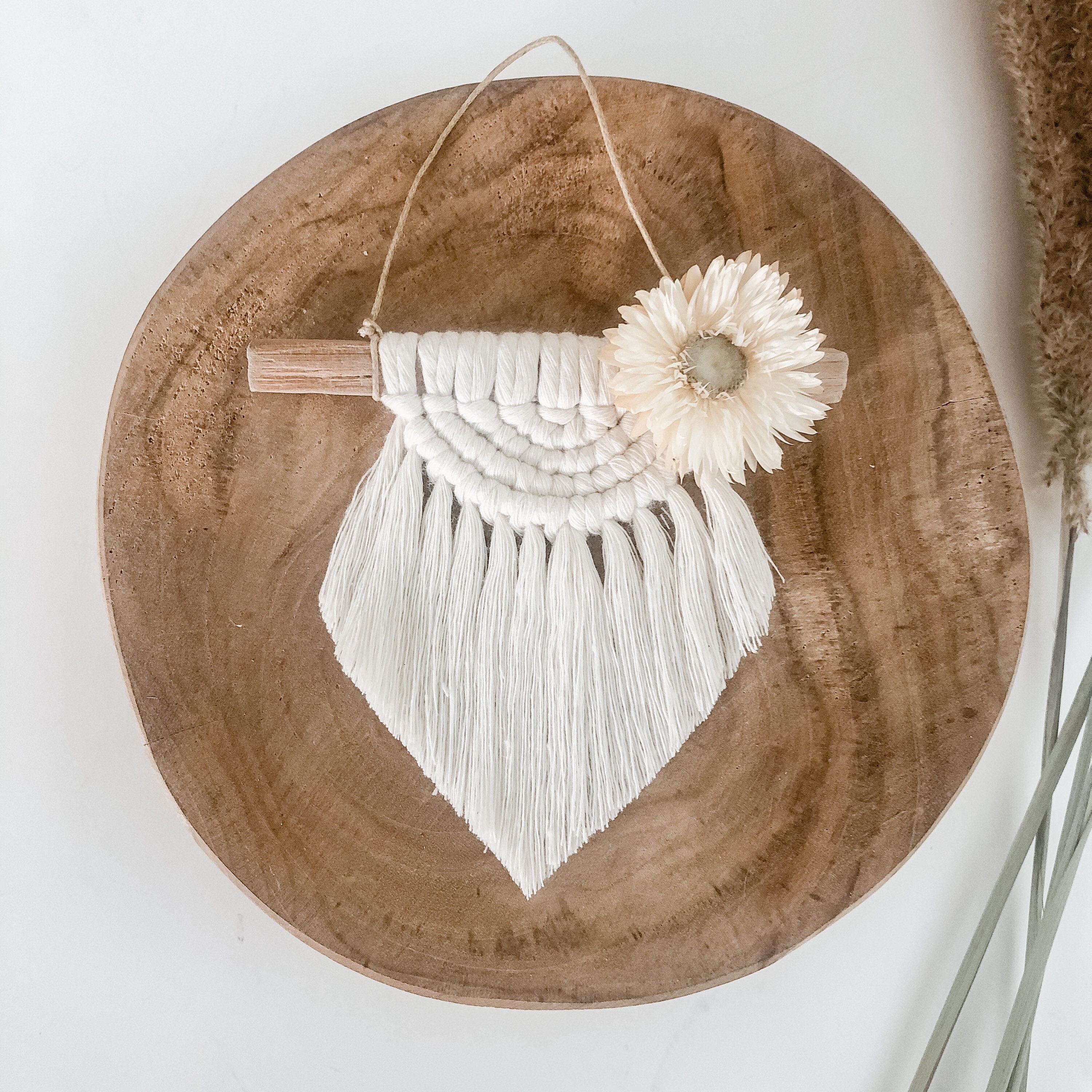 Suspension Mural Macramé et Fleurs Séchées