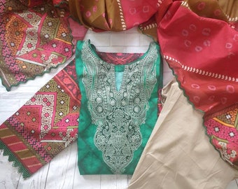 Handmade Cotton Shalwar Kameez Suit: Green Tunic, Printed Dupatta, UK 12-14