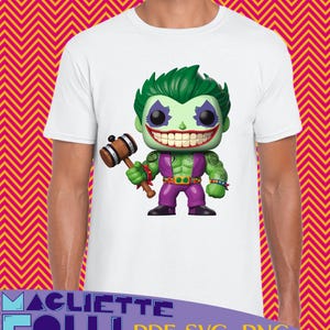 Può includere: Maglietta bianca con una grafica di un personaggio Joker verde, viola e nero. Il Joker tiene un martello e ha un ampio sorriso con i denti.