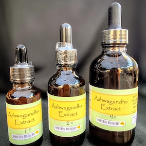 Puede incluir: Tres botellas de vidrio &aacute;mbar de extracto de Ashwagandha con cuentagotas negros. Cada botella tiene una etiqueta amarilla con el texto "Ashwagandha Extract" y el tama&ntilde;o: 30 ml, 60 ml y 120 ml. La marca "Amber Rose Apothecary" tambi&eacute;n est&aacute; en la etiqueta.