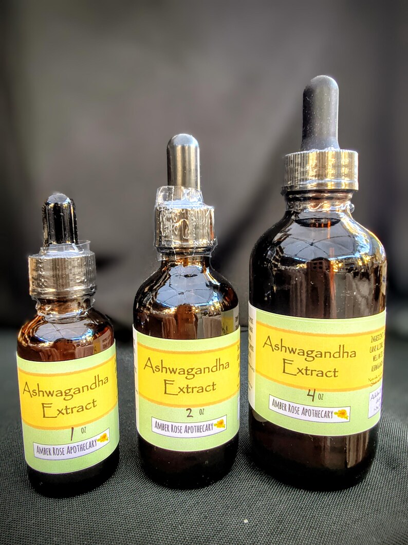 Puede incluir: Tres botellas de vidrio &aacute;mbar de extracto de Ashwagandha con cuentagotas negros. Cada botella tiene una etiqueta amarilla con el texto "Ashwagandha Extract" y el tama&ntilde;o: 30 ml, 60 ml y 120 ml. La marca "Amber Rose Apothecary" tambi&eacute;n est&aacute; en la etiqueta.