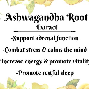 Puede incluir: Fondo blanco con el texto "Ashwagandha Root Extract" y sus beneficios: apoyo a la funci&oacute;n suprarrenal, combate el estr&eacute;s, aumenta la energ&iacute;a y promueve el sue&ntilde;o. El texto est&aacute; enmarcado por ilustraciones de rosas amarillas.