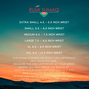 Op de afbeelding: Een afbeelding met een turquoise achtergrond en een zonsondergang op de achtergrond. De tekst luidt "RUMI SUMAQ" in wit. De tekst eronder luidt "EXTRA SMALL 4.5 - 5.5 INCH WRIST", "SMALL 5.5 - 6.5 INCH WRIST", "MEDIUM 6.5 - 7.5 INCH WRIST", "LARGE 7.5 - 8.5 INCH WRIST", "XL 8.5 - 9.5 INCH WRIST", "XXL 9.5 - 10.5 INCH WRIST". De tekst eronder luidt "OUR SIZING IS BASED ON WRIST CIRCUMFERENCE, NOT YOUR FIST SIZE. MEASURE THE CIRCUMFERENCE AT YOUR WRIST, WHERE YOU WILL WEAR THE BRACELET. MEDIUM IS OUR MOST POPULAR SIZE AS IT FITS MOST AVERAGE FRAMED ADULTS. TWEENS AND PETITE WOMEN PREFER THE SMALL. LARGER FRAMED MEN, CHOOSE LARGE+."