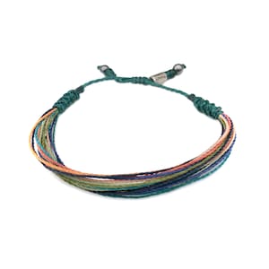 Könnte beinhalten: Mehrfarbiges Armband aus Schnur mit dunkelgrünem Band und silbernem Anhänger mit der Aufschrift "OMAX".