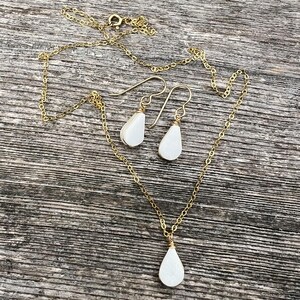 Jasper Necklace Set
The jasper necklace set includes a wire-wrapped white jasper pendant necklace and matching teardrop earrings, handcrafted in 14k gold fill or sterling silver. Designed by Quechua jewelry artist Coco Paniora Salinas, this gemstone jewelry set embodies the artistry of Rumi Sumaq. White jasper is believed to offer spiritual protection and emotional clarity, making this a healing stone set perfect for any occasion. The white set comes packaged in beautiful RumiSumaq gift boxes.