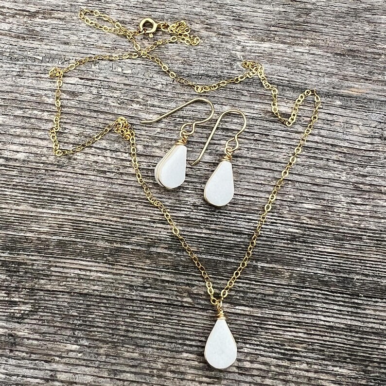 Jasper Necklace Set
The jasper necklace set includes a wire-wrapped white jasper pendant necklace and matching teardrop earrings, handcrafted in 14k gold fill or sterling silver. Designed by Quechua jewelry artist Coco Paniora Salinas, this gemstone jewelry set embodies the artistry of Rumi Sumaq. White jasper is believed to offer spiritual protection and emotional clarity, making this a healing stone set perfect for any occasion. The white set comes packaged in beautiful RumiSumaq gift boxes.