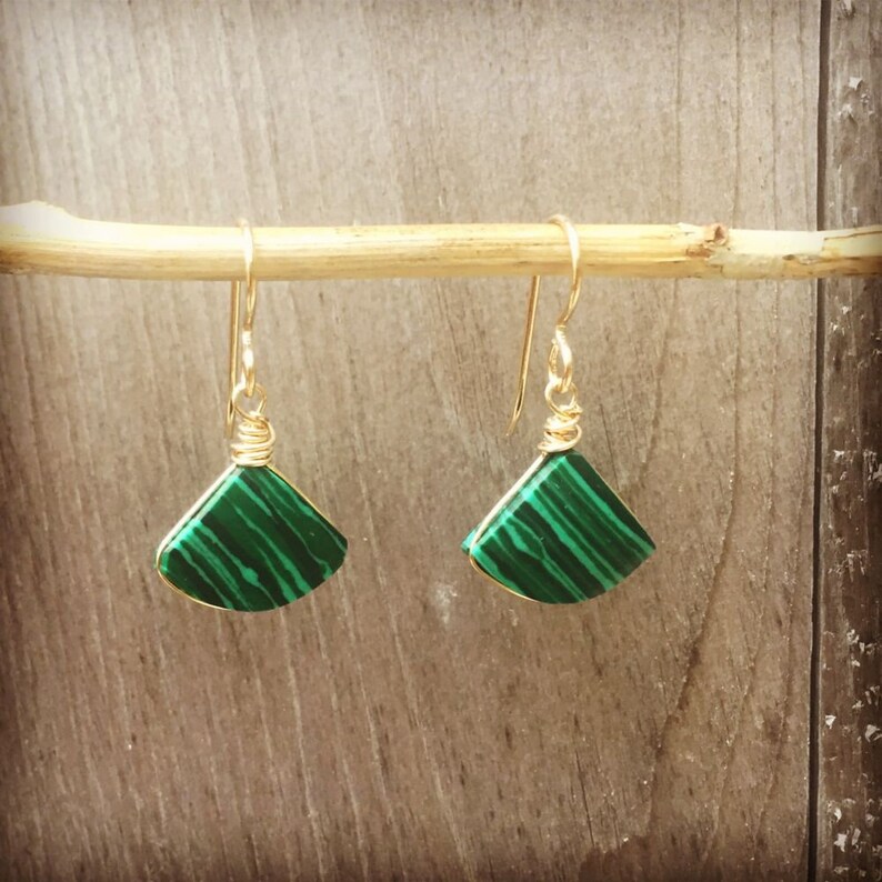 14k gold filled malachite jewelry set handmade by Rumi Sumaq, including a dainty triangle stone pendant on a fine chain with matching green malachite earrings. The deep green hues of the natural malachite make this an eye-catching and elegant choice for layering or wearing solo. Thoughtfully designed for those who love handmade gemstone jewelry, this set is a perfect gift for birthdays, Christmas, Mother’s Day, or anniversaries. Malachite Jewelry Set | Malachite Earrings | Malachite Necklace