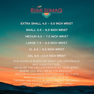 Peut inclure: Un graphique avec un fond turquoise et un coucher de soleil en arri&egrave;re-plan. Le texte indique "RUMI SUMAQ" en blanc. Le texte ci-dessous indique "EXTRA SMALL 4.5 - 5.5 INCH WRIST", "SMALL 5.5 - 6.5 INCH WRIST", "MEDIUM 6.5 - 7.5 INCH WRIST", "LARGE 7.5 - 8.5 INCH WRIST", "XL 8.5 - 9.5 INCH WRIST", "XXL 9.5 - 10.5 INCH WRIST". Le texte ci-dessous indique "OUR SIZING IS BASED ON WRIST CIRCUMFERENCE, NOT YOUR FIST SIZE. MEASURE THE CIRCUMFERENCE AT YOUR WRIST, WHERE YOU WILL WEAR THE BRACELET. MEDIUM IS OUR MOST POPULAR SIZE AS IT FITS MOST AVERAGE FRAMED ADULTS. TWEENS AND PETITE WOMEN PREFER THE SMALL. LARGER FRAMED MEN, CHOOSE LARGE+."