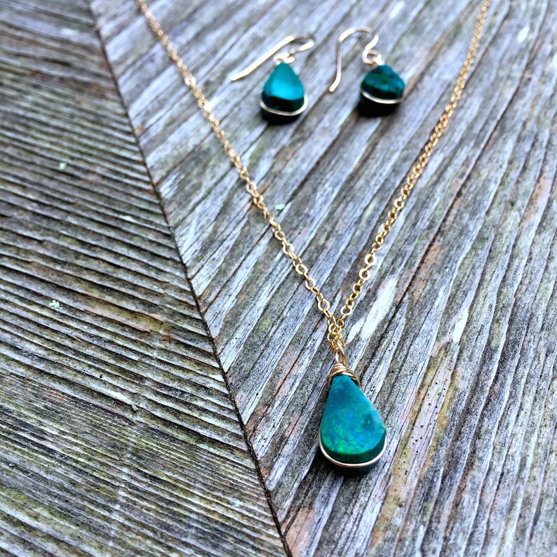 Chrysocolla Earrings and Necklace Set, Peruvian Turquoise Stone Teardrop Jewelry Gift Set For Her. Handmade gemstone jewelry set featuring a Chrysocolla teardrop pendant necklace on a delicate gold fill chain with matching dangle earrings. This Peruvian turquoise stone set highlights the unique beauty and healing properties of Chrysocolla. A perfect gift for nature lovers, spiritual seekers, and those who appreciate high-quality, handcrafted jewelry. Comes ready for gifting in a Rumi Sumaq box.