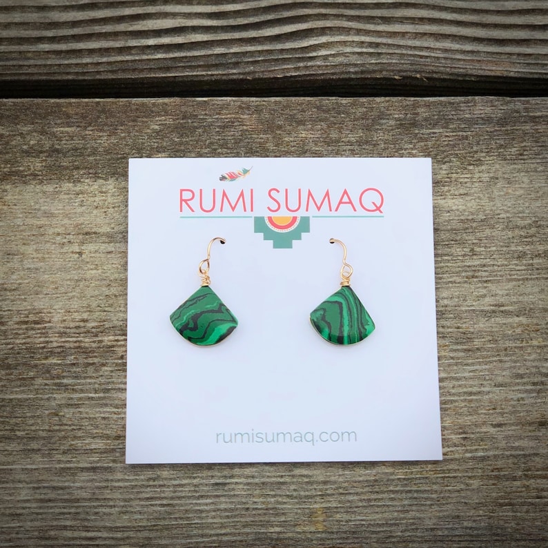 Dainty malachite jewelry set with triangle stones in gold fill or sterling silver, designed for those who love understated elegance. The delicate chain holds a beautiful malachite pendant, complemented by lightweight earrings. Handmade by Rumi Sumaq, this gemstone set is a wonderful gift for celebrating life’s special moments, from graduations to birthdays. Malachite Jewelry Set | Malachite Earrings | Malachite Necklace | Bday Gift for Her | Gold Green Malachite Stone Minimal Triangle Set