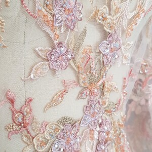 Couture 3D bestickter und perlenfarbener multycoloured Spitzenstoff, Designer Spitzenstoff, floraler Spitzenstoff