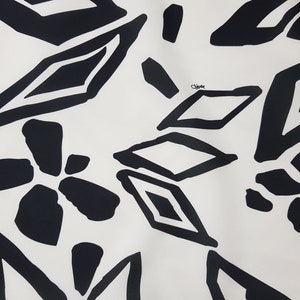 Puede incluir: Patr&oacute;n geom&eacute;trico en blanco y negro sobre fondo blanco. El patr&oacute;n presenta diamantes, cuadrados y formas abstractas.