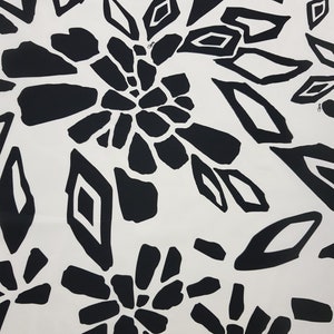 Puede incluir: Patr&oacute;n abstracto en blanco y negro con flores estilizadas y formas geom&eacute;tricas sobre un fondo blanco.
