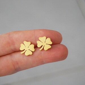 boucle d'oreille trèfle porte bonheur - tiny clover studs earrings - four clover earrings - studs minimalist - inoxydable