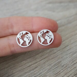 boucle d'oreille monde terre planète - puce d'oreille carte du monde argenté - silver earrings - stud silver - minimalist earrings map