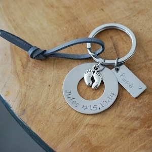 Porte clé Papa + prénom enfant - cadeau papa personnalisé - bonne fête papa - promu papa - futur papa naissance bébé - dad belongs to
