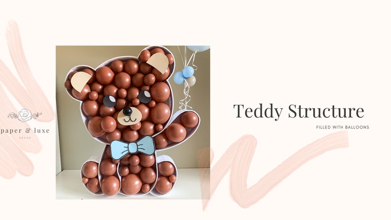 K&ouml;nnte beinhalten: Eine braune Teddyb&auml;r-Ballonstruktur mit einer blauen Schleife und braunen Ohren. Der Teddyb&auml;r ist mit braunen Ballons gef&uuml;llt und h&auml;lt einen blauen Ballon. Der Text "Teddy Structure Filled with Balloons" ist im Bild sichtbar.
