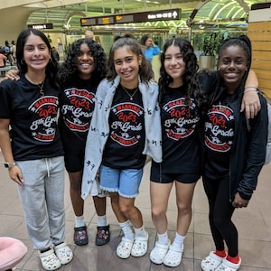 警告 2023 シニア旅行進行中、警告 クラス旅行進行中、警告 8 年生旅行進行中、お揃いの家族 T シャツ、女の子