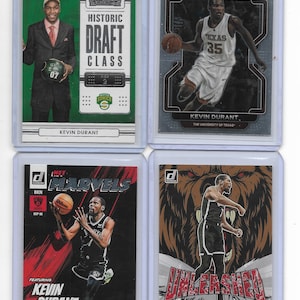 Lote com 4 cards de Kevin Durant — Contenders Historic Draft Class Sonics, Prizm Draft Picks Texas, Donruss Net Marvels e Unleashed | Brooklyn Nets