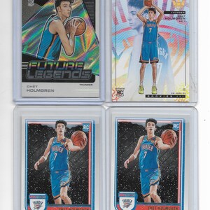 Puede incluir: Cuatro cromos de baloncesto de Chet Holmgren. Las tarjetas muestran al jugador con su uniforme de los Oklahoma City Thunder. Una tarjeta está etiquetada como "Future Legends". Las tarjetas están en fundas protectoras de plástico.