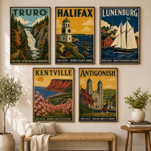 Può includere: Cinque poster di viaggio in stile vintage con località della Nuova Scozia: Truro con una cascata, Halifax con una torre dell'orologio, Lunenburg con una barca a vela, Kentville con fiori di melo e Antigonish con una persona in kilt e bandiera.