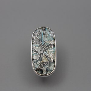 This statement cloisonne enamel ring features a detailed wire pattern meant to depict winter ice.