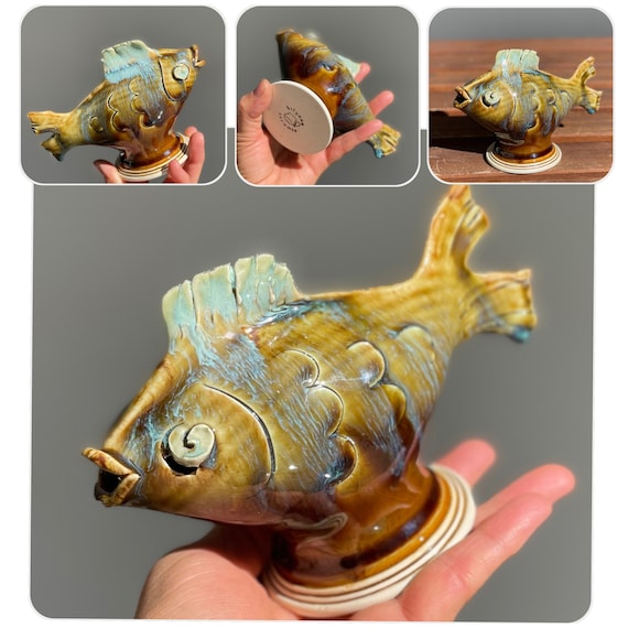 手作りの陶器製魚の置物：茶色と緑色のろくろで作った像 - Etsy 日本