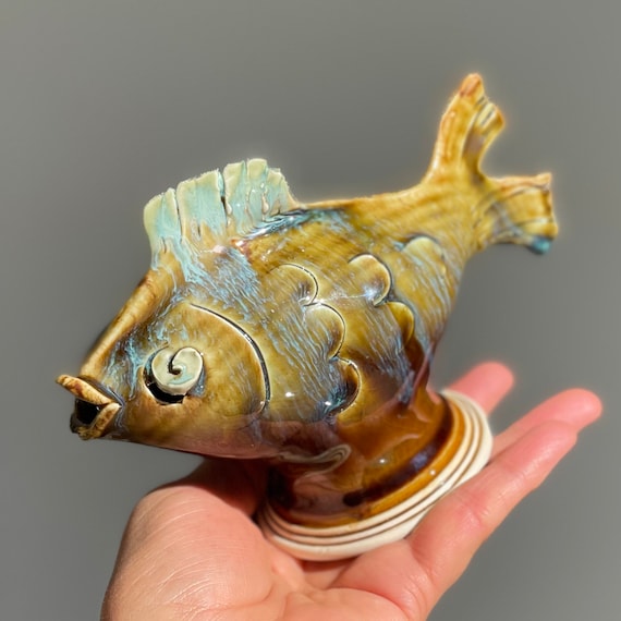 手作りの陶器製魚の置物：茶色と緑色のろくろで作った像 - Etsy 日本