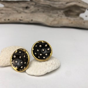 Small black porcelain earrings with white dots and golden line image 1