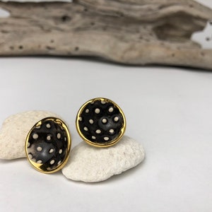 Petites boucles d'oreilles en porcelaine noire avec des points blancs et une ligne dorée image 1