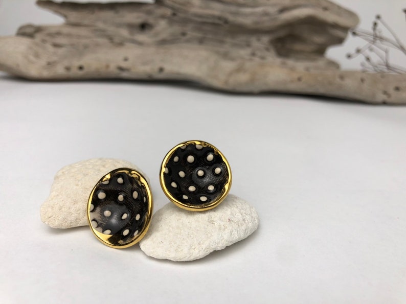 Petites boucles d'oreilles en porcelaine noire avec des points blancs et une ligne dorée image 1