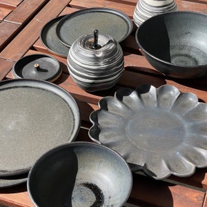 Handgemachtes Keramik Set.Küche für zwei Personen. Teebesteck aus Keramik. Steinzeug-Gedeck.Umweltfreundliches Keramik-Gedeck.
