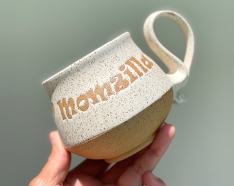 Surprenez votre maman avec cette belle et amusante tasse à café/thé « Momzilla » pour son café du matin. Tasse faite main. Mug unique. Cadeau pour maman.