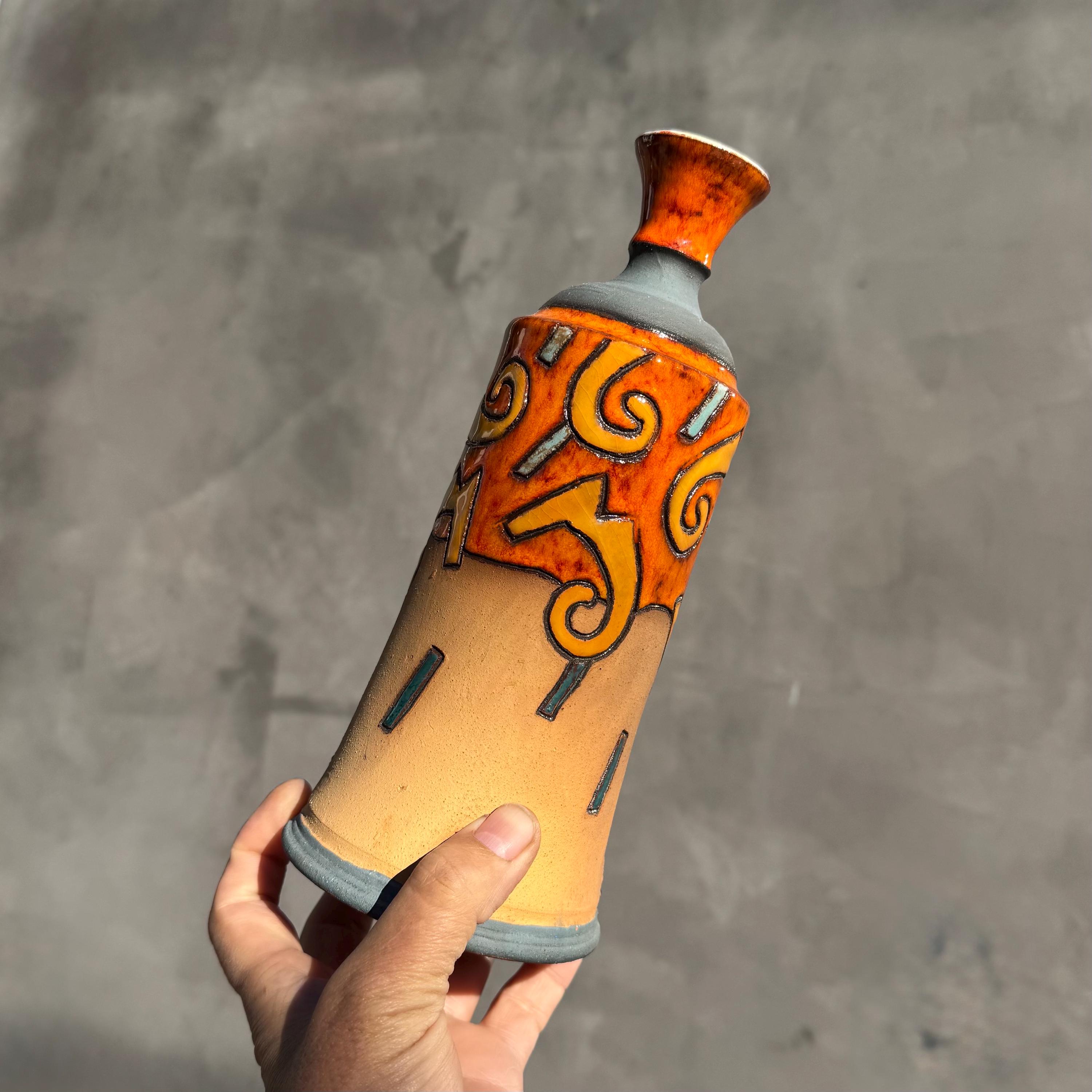 手作りのオレンジ色の陶器のボトル：黄色の渦巻き模様のアート陶器の