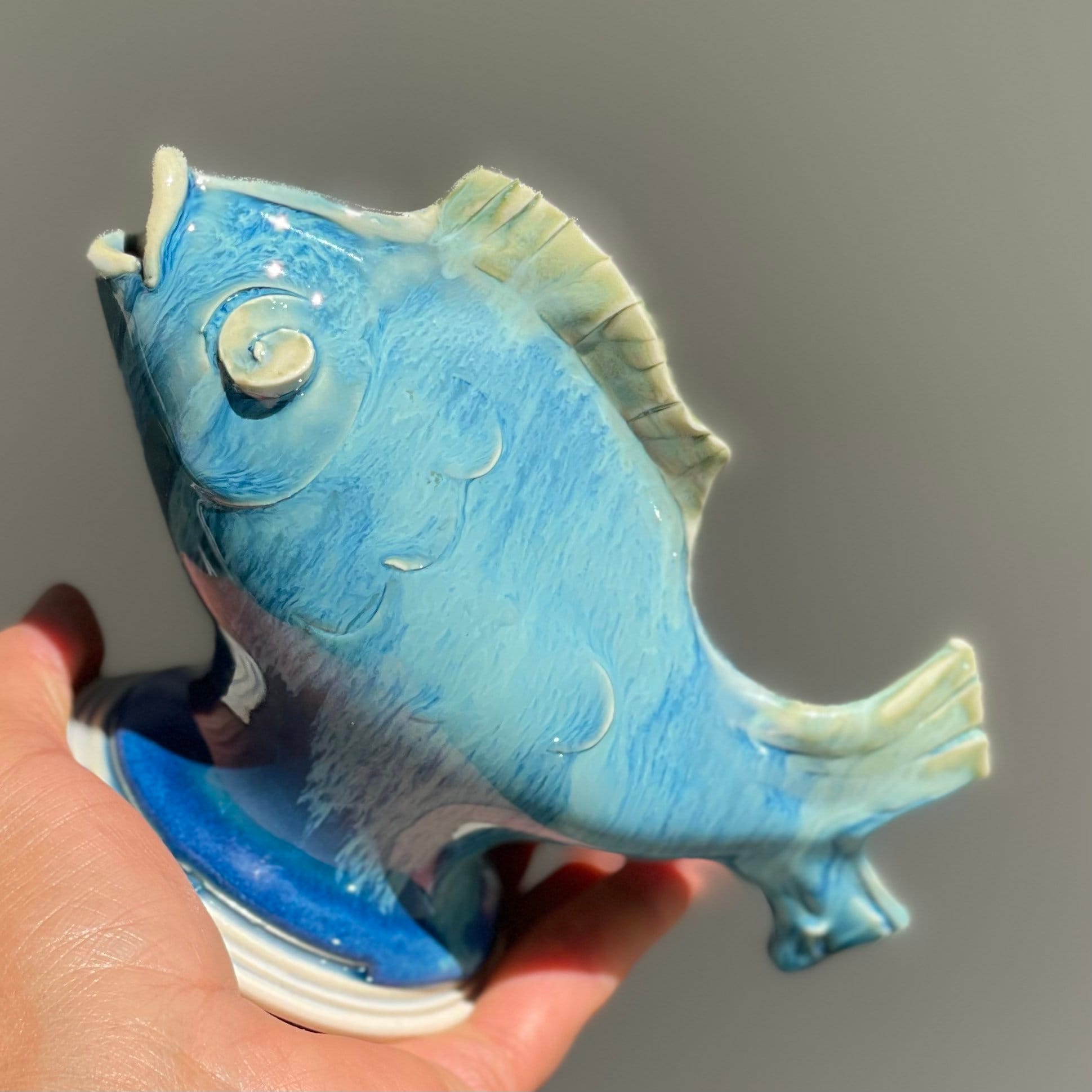 陶器 魚の彫刻 青白