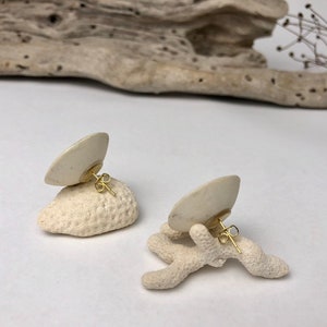 Petites boucles d'oreilles en porcelaine noire avec des points blancs et une ligne dorée image 2