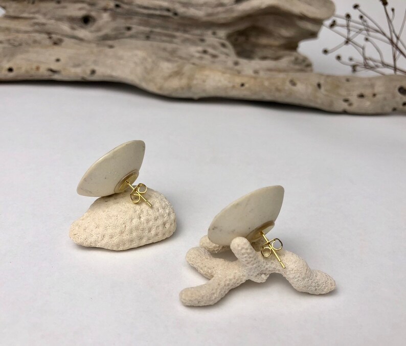 Petites boucles d'oreilles en porcelaine noire avec des points blancs et une ligne dorée image 2